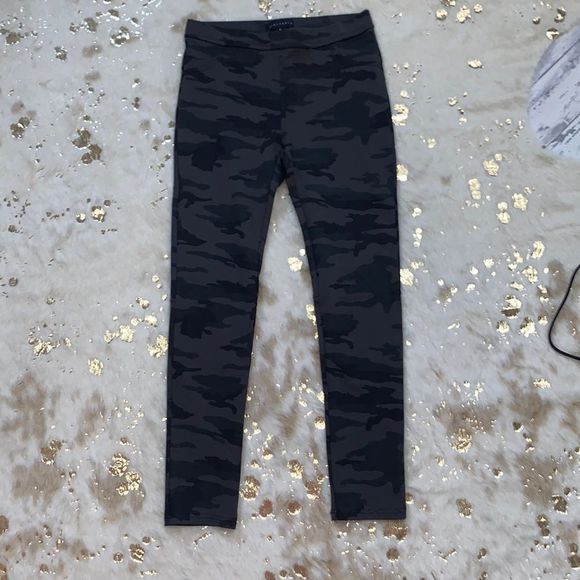 NWOT Sanctuary Camo Jeggings Back Pockets Sculpted Booty Medium 💗 - Picture 1 of 6